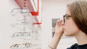 Se você tem necessita de utilizar um óculos de grau e possui dificuldades financeiras para adquiri-los, você pode conseguí-lo o seu de graça pelo SUS!